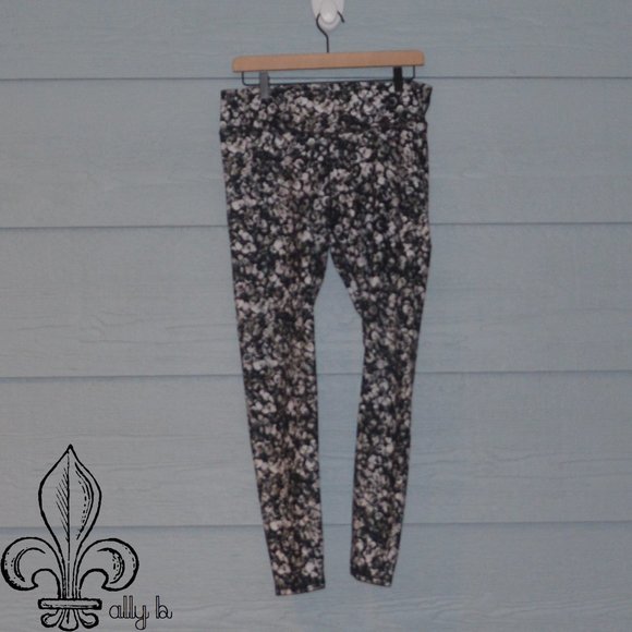 🖤Fabletics printed legging🖤 - Picture 2 of 8